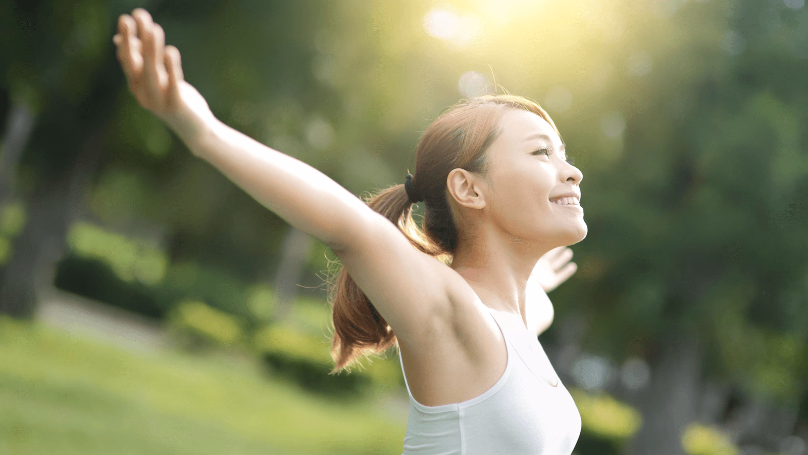 Người bệnh áp dụng biện pháp nghỉ ngơi và chườm để hỗ trợ giảm đau sụn sườn tại nhà