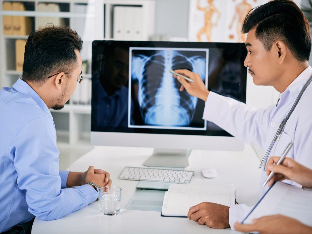 Bác sĩ tiến hành đo chức năng hô hấp bằng hô hấp ký để chẩn đoán hen phế quản