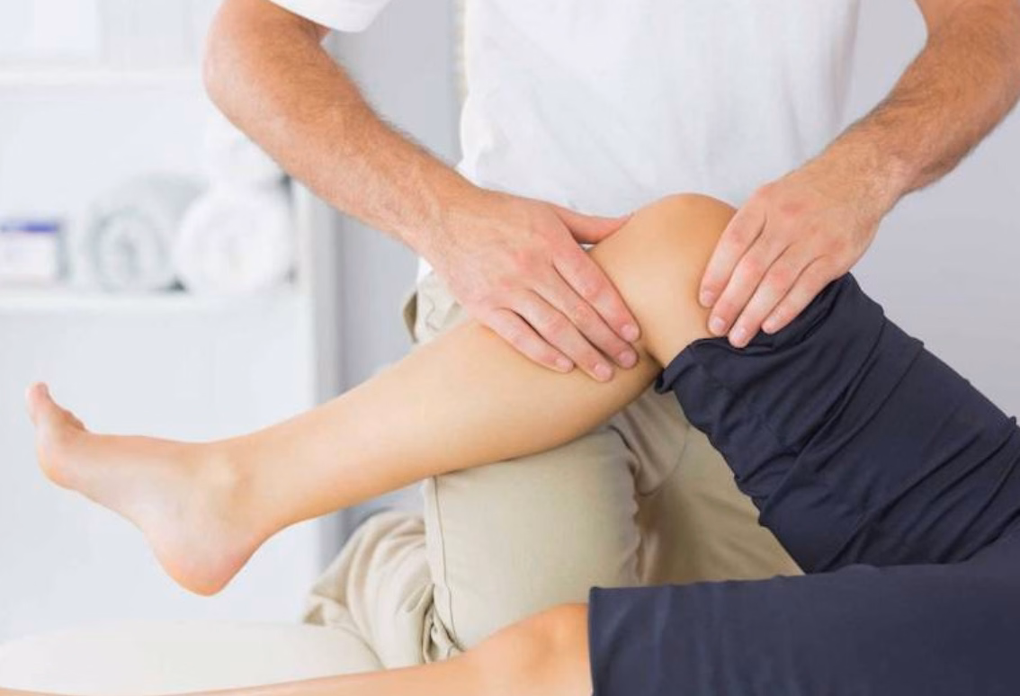 Hình ảnh mô phỏng dây chằng bánh chè tác động lực kéo lên lồi củ chày ở thanh thiếu niên