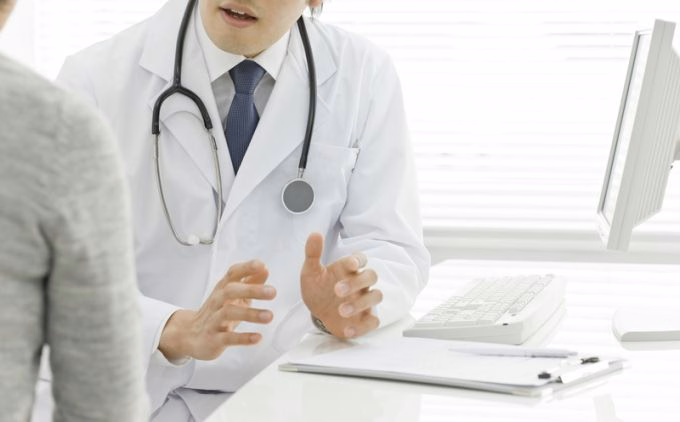 Theo dõi sức khỏe và chăm sóc y tế toàn diện cho người bệnh điều trị viêm phúc mạc tại cơ sở y tế