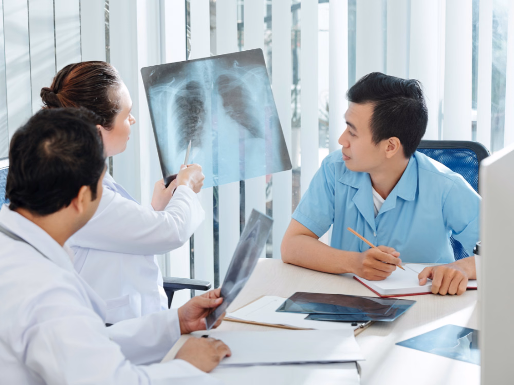 Nhân viên y tế hướng dẫn bệnh nhân thực hiện kỹ thuật đo độ bão hòa oxy trong máu và hỗ trợ thông khí