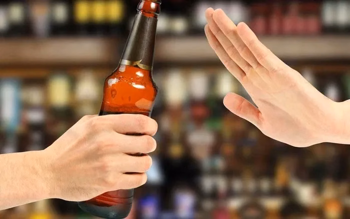 Bàn tay từ chối bia rượu nhằm bảo vệ chức năng gan và giảm nguy cơ biến chứng cổ trướng