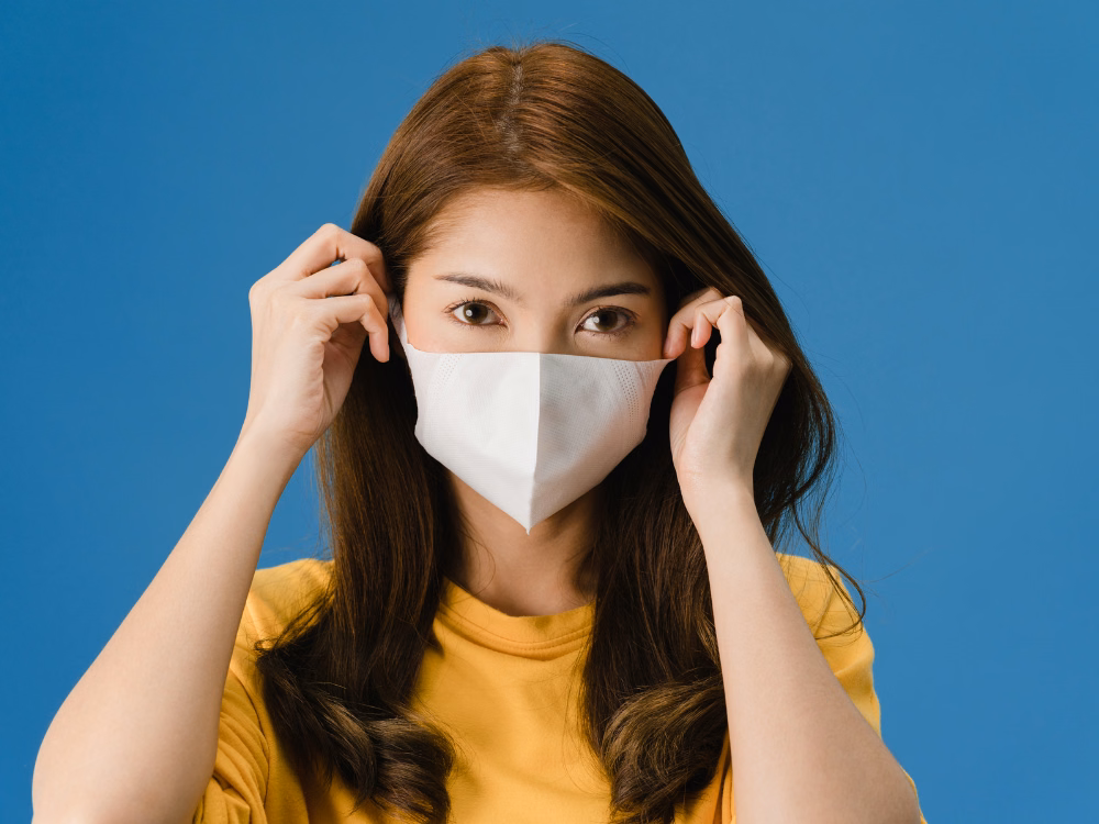 Bác sĩ tư vấn tiêm chủng vắc xin phòng phế cầu và vắc xin cúm mùa cho người cao tuổi để phòng ngừa viêm phổi