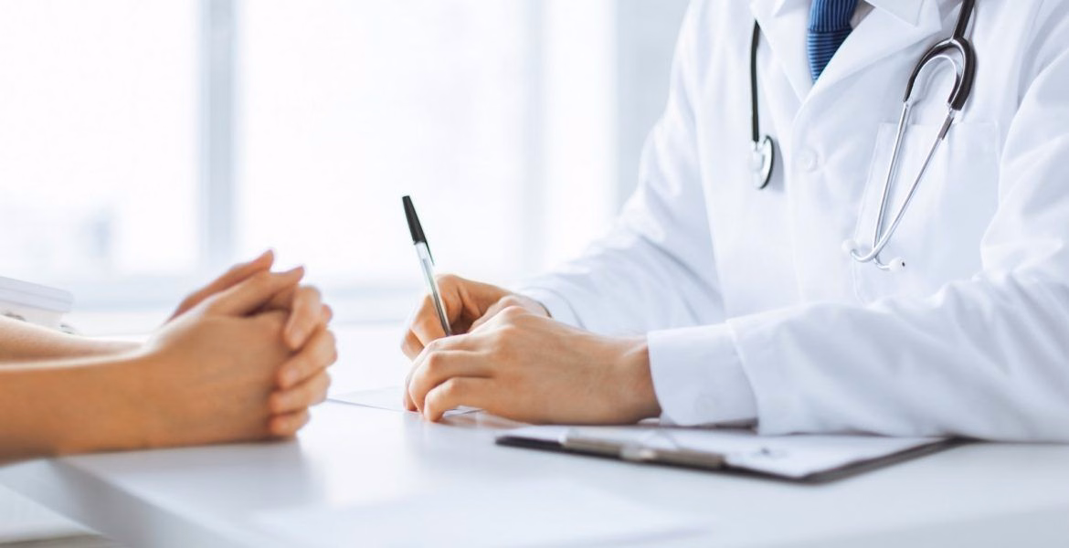 Bác sĩ chuyên khoa thăm khám và tư vấn phương án quản lý đau nửa đầu cho người bệnh