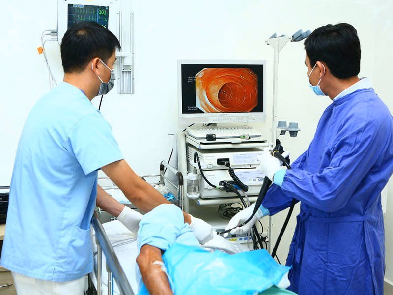 Bác sĩ thực hiện kỹ thuật nội soi đường tiêu hóa để tìm kiếm tổn thương viêm loét niêm mạc