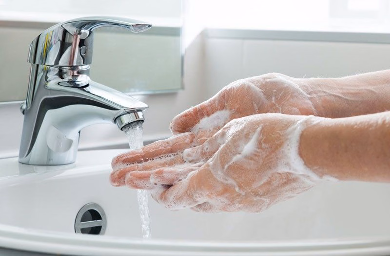 Nhân viên y tế tiêm vắc xin phòng ngừa bệnh thủy đậu cho trẻ nhỏ