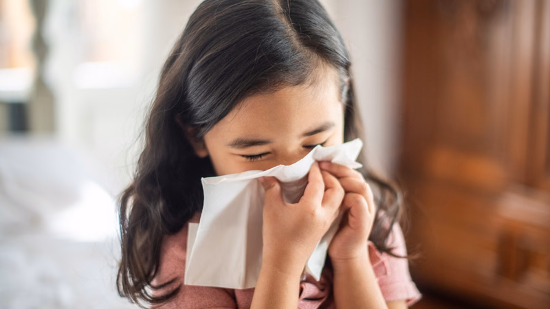 Trẻ mệt mỏi và khó ngủ vì tình trạng nghẹt mũi, sổ mũi kéo dài do viêm mũi dị ứng