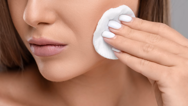 Rửa mặt dịu nhẹ và cấp ẩm phục hồi cho da sau khi kết thúc buổi tập luyện thể thao