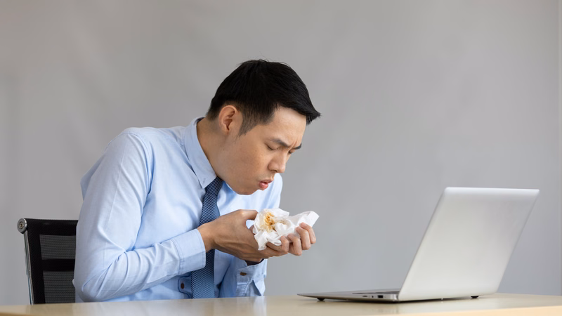 Bệnh nhân bị ho ra máu cần nghỉ ngơi ở tư thế phù hợp và liên hệ cơ sở y tế để được thăm khám