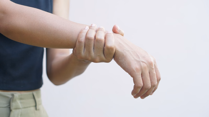 Người bệnh nên đi khám chuyên khoa thần kinh khi cảm giác tê bì và yếu cơ kéo dài