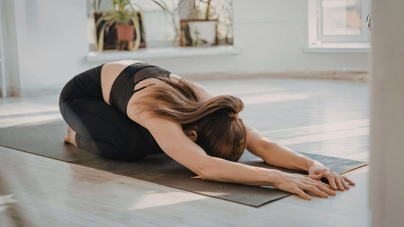 Tư thế rắn hổ mang nhẹ biến thể hỗ trợ tăng cường độ dẻo dai vùng thắt lưng an toàn