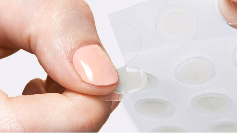 Thao tác dán và thay miếng dán hydrocolloid đúng kỹ thuật trên bề mặt da
