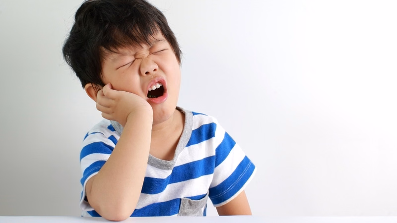 Hướng dẫn chăm sóc nướu răng và chế độ ăn uống cho trẻ sau khi nhổ răng sữa