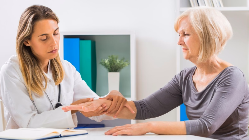 Bác sĩ chuyên khoa da liễu thăm khám và chẩn đoán bệnh ghẻ cho người bệnh