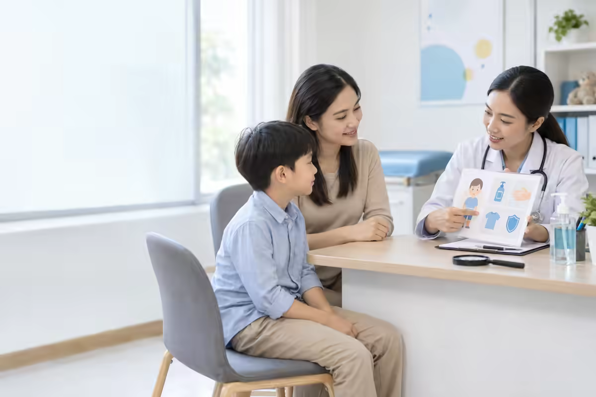 Bác sĩ da liễu hướng dẫn phụ huynh nhận biết và phòng bệnh ghẻ ở trẻ