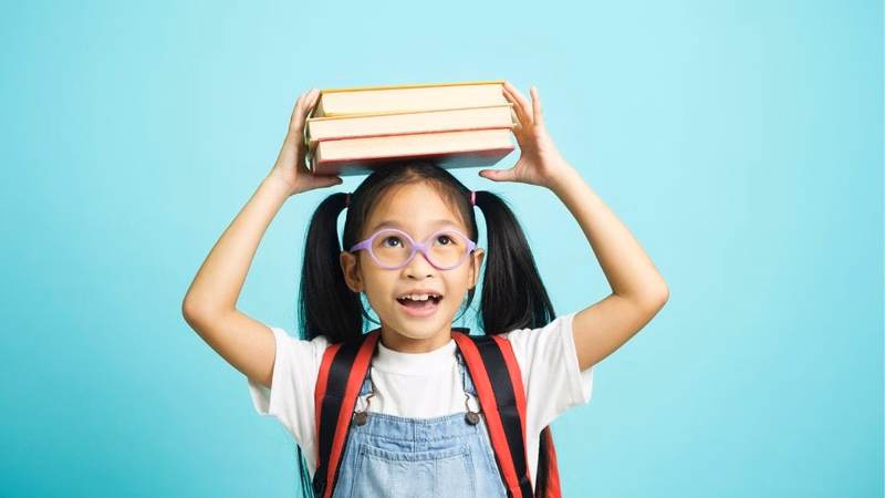 Học sinh ngồi học đúng tư thế giúp phòng ngừa cong vẹo cột sống và cận thị học đường