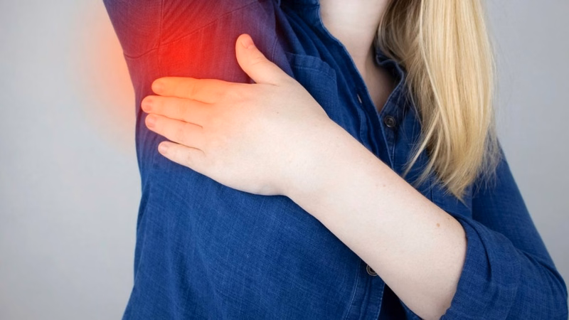 Hình ảnh tổn thương ổ viêm nhiễm tiến triển sưng đau vùng nách