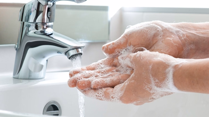Rửa tay sạch bằng xà phòng trước khi chế biến thức ăn để phòng ngừa bệnh truyền qua thực phẩm