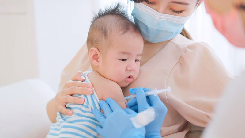 Bác sĩ tư vấn phác đồ tiêm Beyfortus phòng ngừa virus RSV theo cân nặng cho trẻ