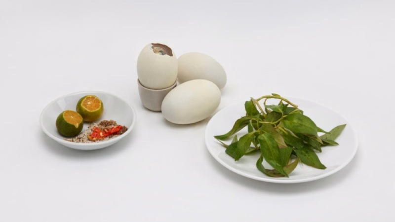 Trứng vịt lộn chứa nhiều dinh dưỡng và cholesterol cần được kiểm soát đối với người men gan cao.