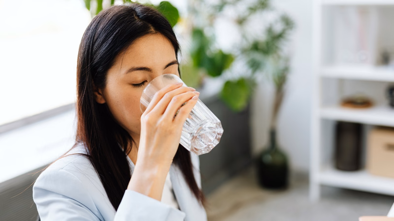 Người bị sốt thương hàn cần bổ sung đủ nước và dung dịch điện giải