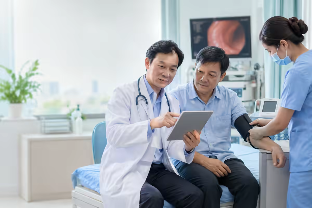 Người bệnh tái khám cùng bác sĩ sau khi cắt polyp dạ dày để theo dõi an toàn