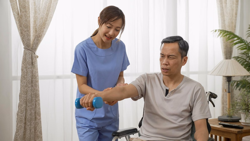 Hướng dẫn kỹ thuật viên hỗ trợ người bệnh tập phục hồi chức năng vận động tại nhà
