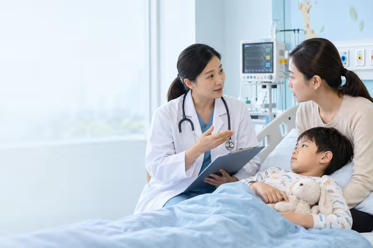 Bác sĩ nhi theo dõi và tư vấn biến chứng thần kinh ở trẻ mắc tay chân miệng