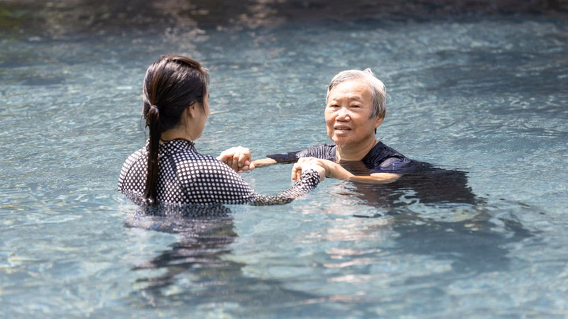 Người trung niên tập bơi lội dưới nước để tăng cường sức khỏe tim mạch và giảm nguy cơ đột quỵ