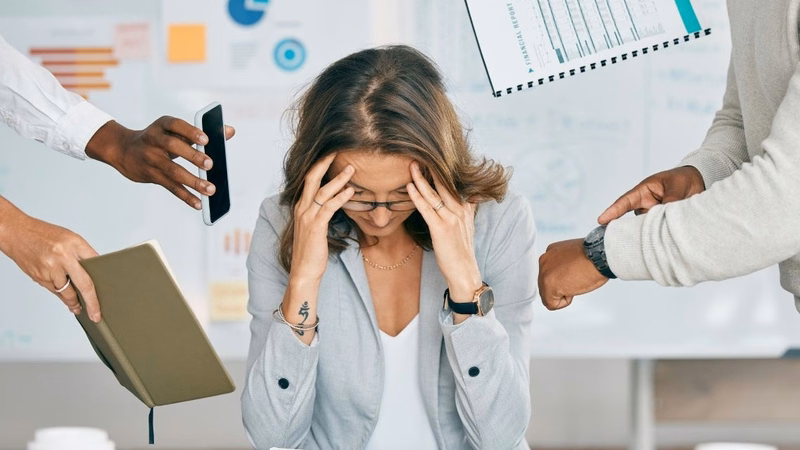Hình ảnh tư vấn sức khỏe tâm thần với bác sĩ chuyên khoa khi người lao động có biểu hiện kiệt sức mạn tính