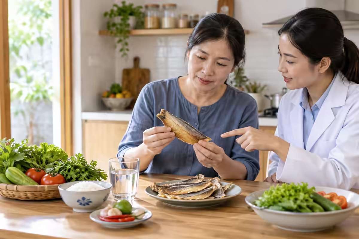 Người dùng cùng chuyên gia dinh dưỡng kiểm tra cá khô và bữa ăn cân đối