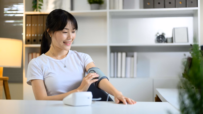 Hướng dẫn vị trí quấn vòng bít và tư thế ngồi đo huyết áp tại nhà đúng chuẩn