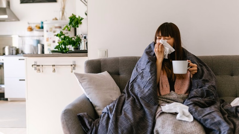 Hình ảnh minh họa các giải pháp chăm sóc và làm dịu triệu chứng cảm lạnh an toàn tại nhà