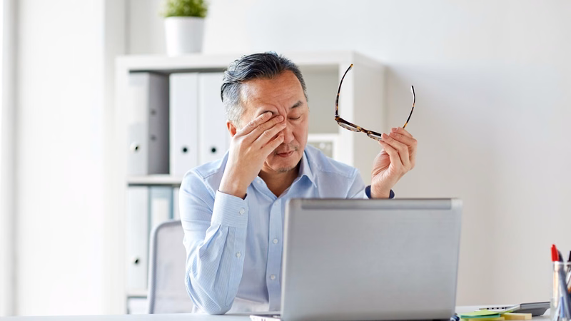Nhân viên văn phòng nghỉ ngơi vận động nhẹ nhàng để giảm áp lực tim mạch và phòng ngừa đột quỵ