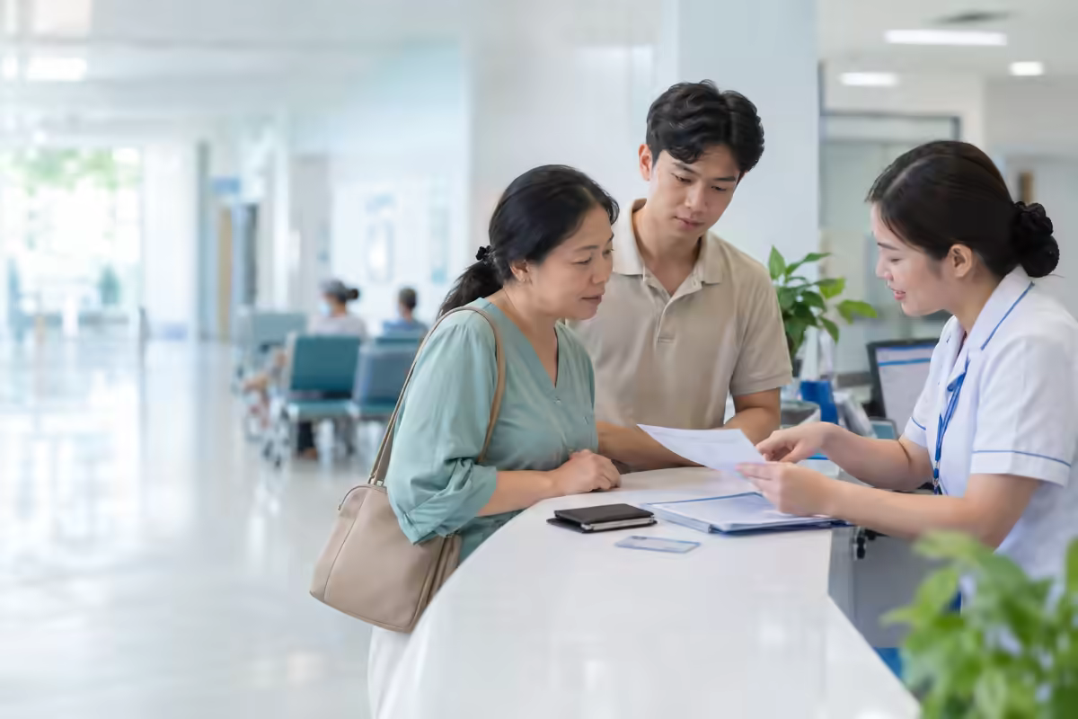 Người bệnh và người nhà được nhân viên bệnh viện hướng dẫn thủ tục cấp cứu trái tuyến