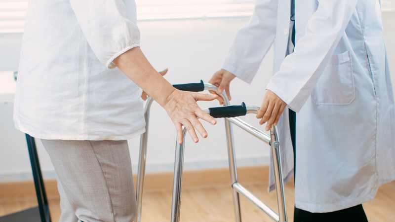 Chuyên viên hướng dẫn bài tập phục hồi chức năng sớm cho người bệnh đột quỵ tại giường bệnh
