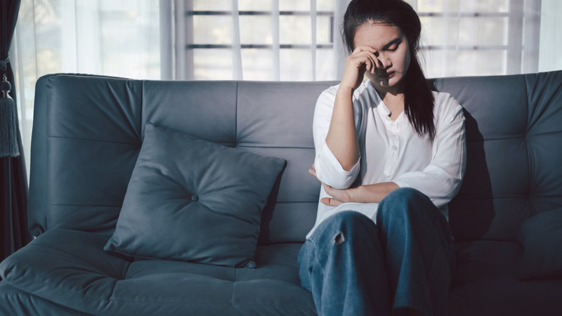 Người thân hỗ trợ người bệnh đột quỵ luyện tập phục hồi chức năng