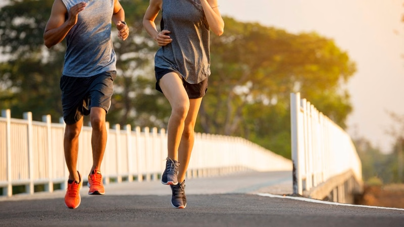 Trang phục chạy bộ thoáng khí và co giãn giúp người tập vận động dễ dàng