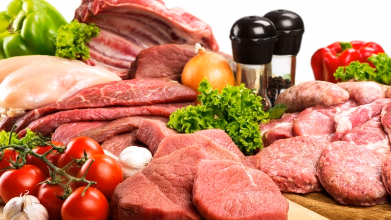 Khay thịt tươi sống và thịt gà nạc chưa qua chế biến có chỉ số GI bằng 0