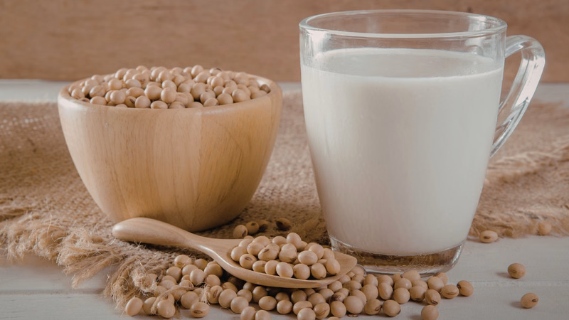 Cốc sữa đậu nành tươi cùng các hạt đậu nành giúp bổ sung nguồn protein thực vật lành mạnh