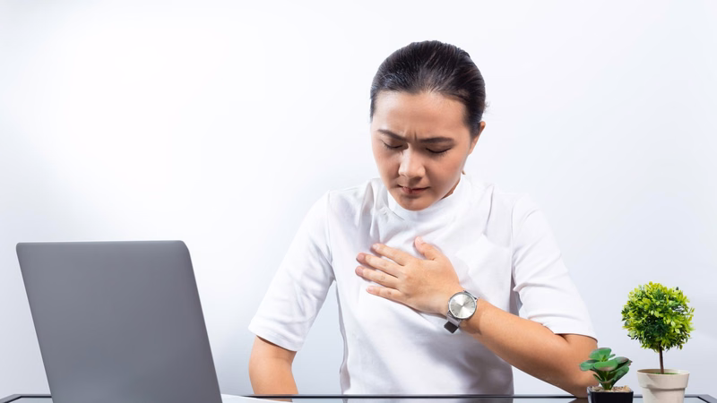 Đo huyết áp và kiểm tra sức khỏe khi thường xuyên bị chóng mặt