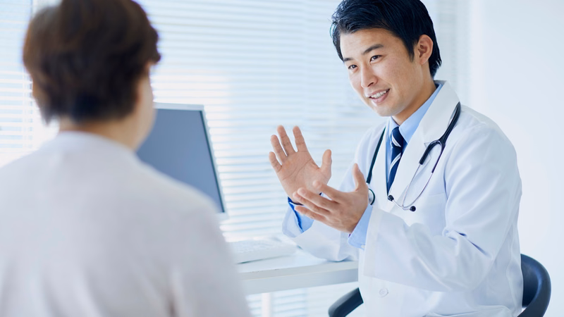 Bệnh nhân thăm khám tim mạch và tư vấn về thủ tục chụp mạch vành bảo hiểm y tế tại cơ sở y tế