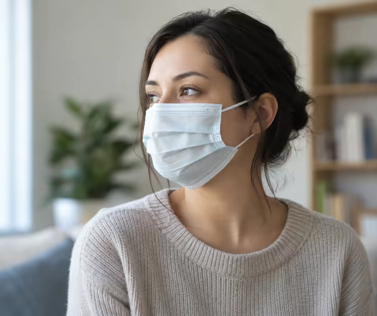 Người trưởng thành đeo khẩu trang để phòng lây cúm