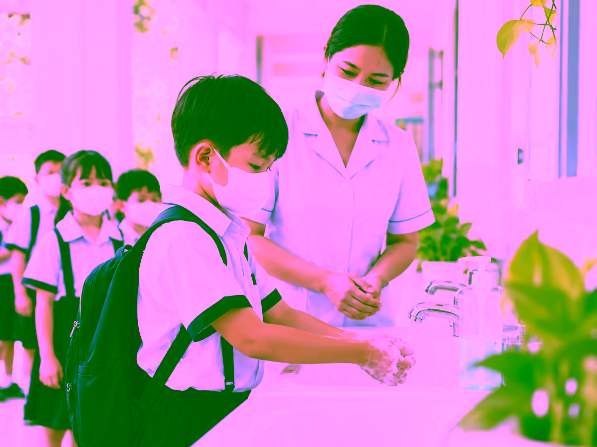 Học sinh đeo khẩu trang và rửa tay phòng cúm A