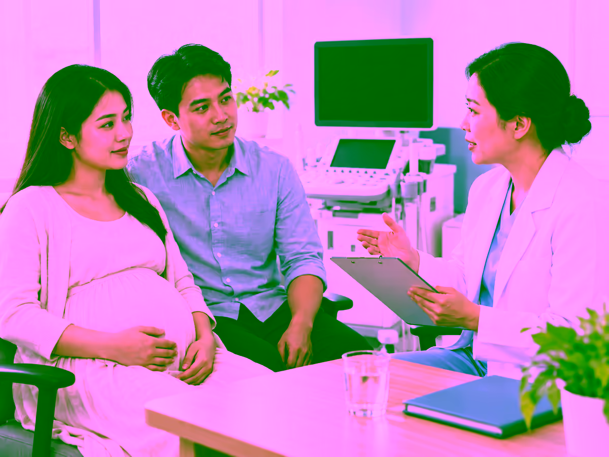 Bác sĩ tư vấn chẩn đoán trước sinh cho thai phụ và gia đình