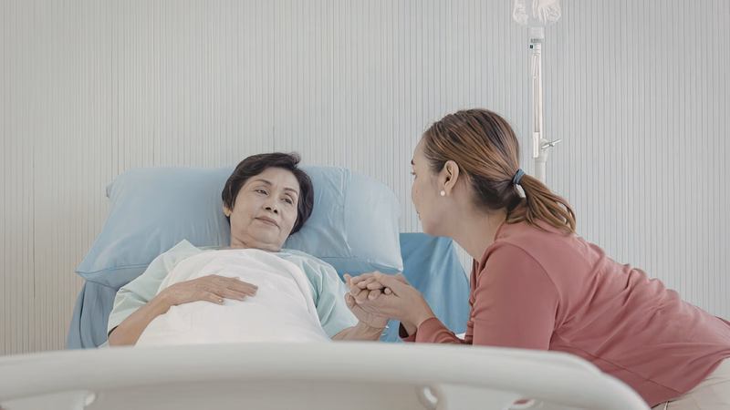 Người nhà hỗ trợ người bệnh theo dõi và đánh giá tiến triển phục hồi chức năng sau đột quỵ
