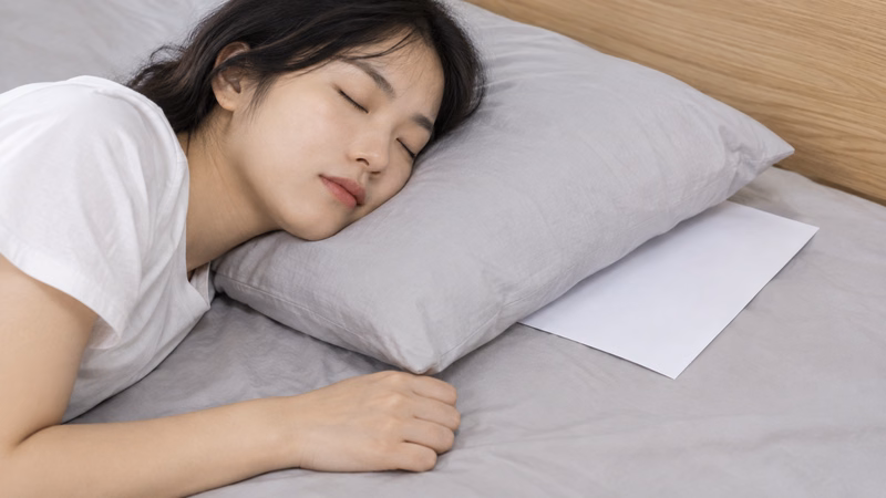 Kiểm tra độ đàn hồi và chiều cao của gối để bảo vệ sức khỏe cột sống cổ