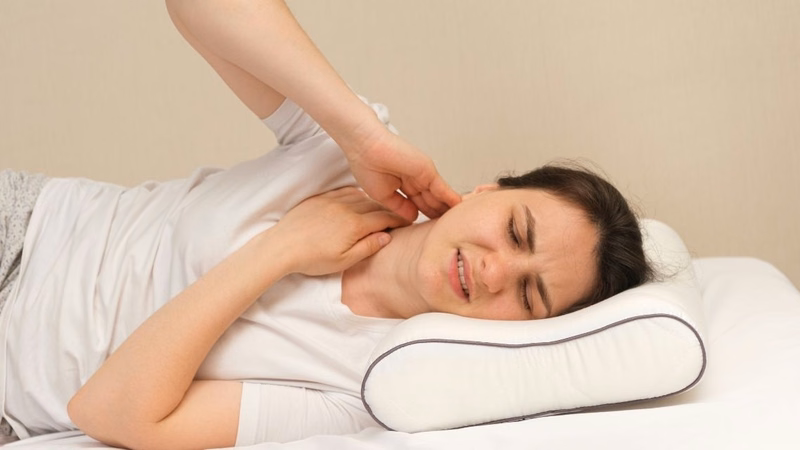Hình ảnh minh họa việc chọn gối đầu có chiều cao phù hợp giúp nâng đỡ cột sống cổ