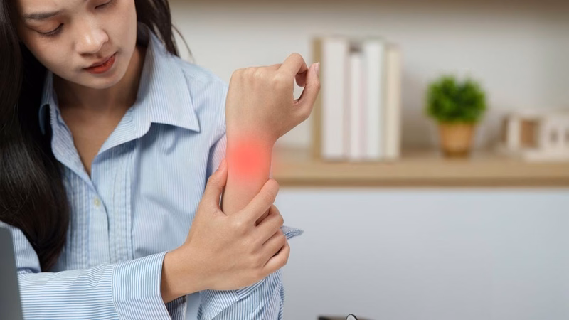 Hình ảnh minh họa vị trí khớp cổ tay bị sưng đau khi chống tay tỳ đè