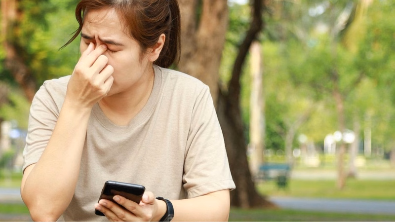 Hình ảnh bệnh nhân thăm khám bác sĩ chuyên khoa thần kinh để tìm nguyên nhân đau đầu hốc mắt